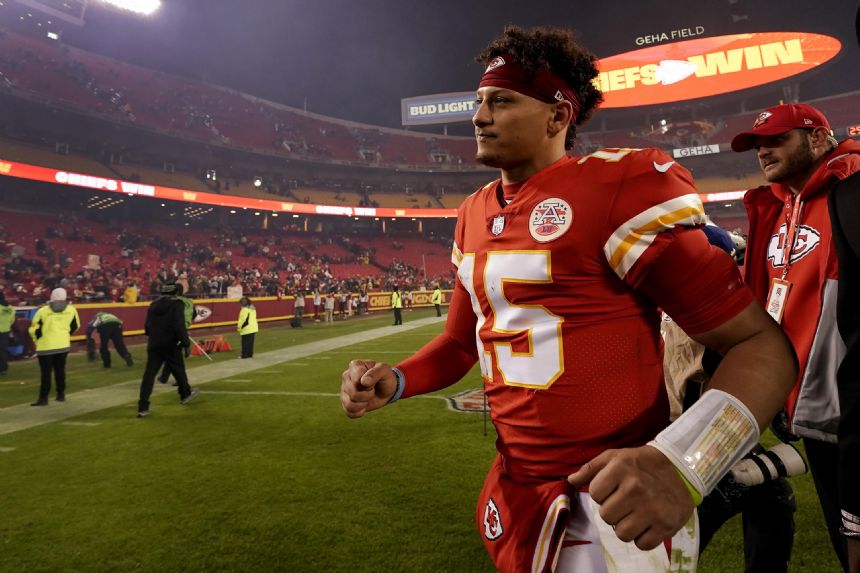 New baby in tow, Chiefs' Mahomes turns attention to Bengals
