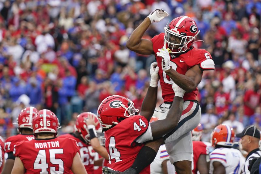 No. 1 Georgia pulls away late, wins 'Cocktail Party' 42-20