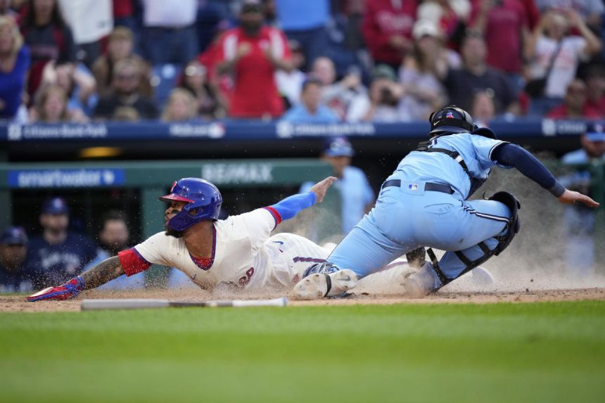 Phillies come back to defeat Blue Jays 2-1 on error in 10th inning