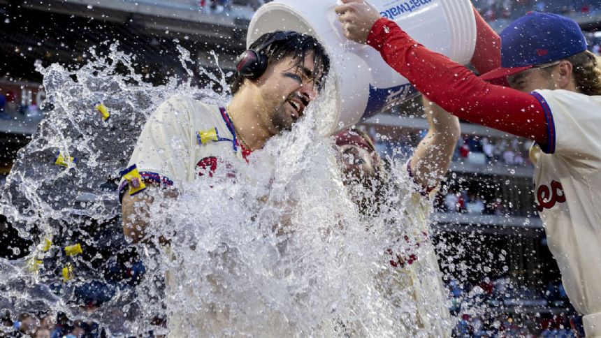 Phillies walk-off the Pirates 4-3