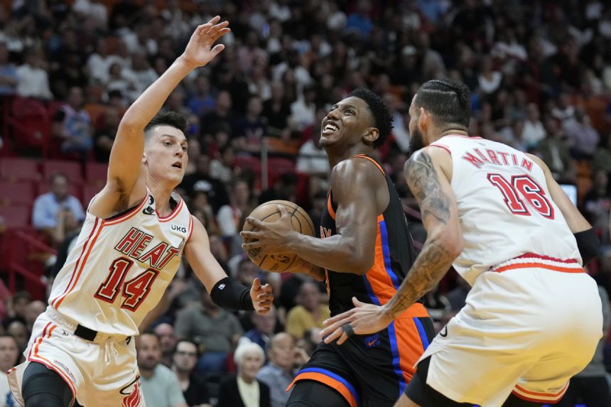 Randle scores 43, Knicks stay hot with 122-120 win over Heat