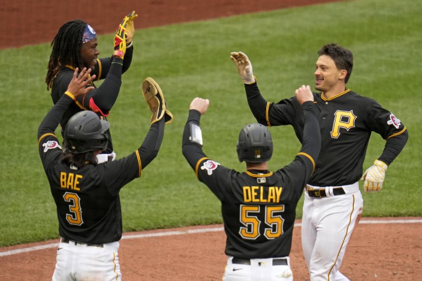 Reynolds stars as Pirates drill White Sox in Cutch's return