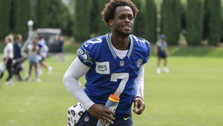 Seahawks QB Geno Smith returns to practice after missing a few days with knee, hip issues