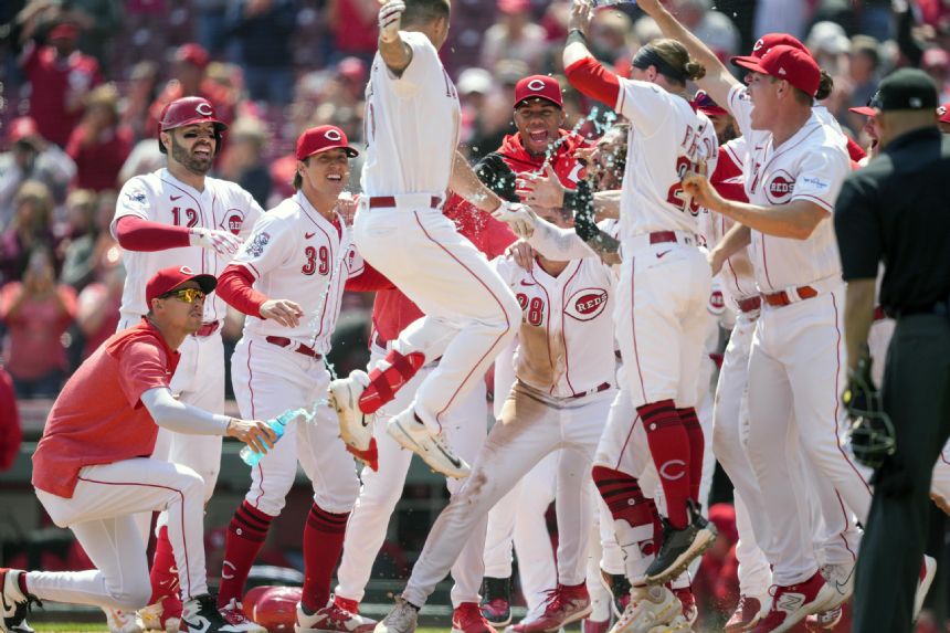 Senzel ends Reds HR-less streak, walkoff drive sweeps Texas