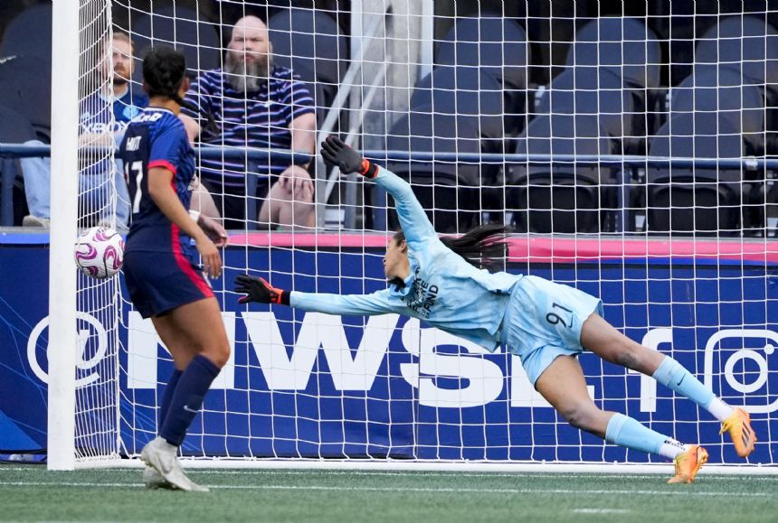 Smith, Sinclair lead Portland Thorns past rival OL Reign 2-0