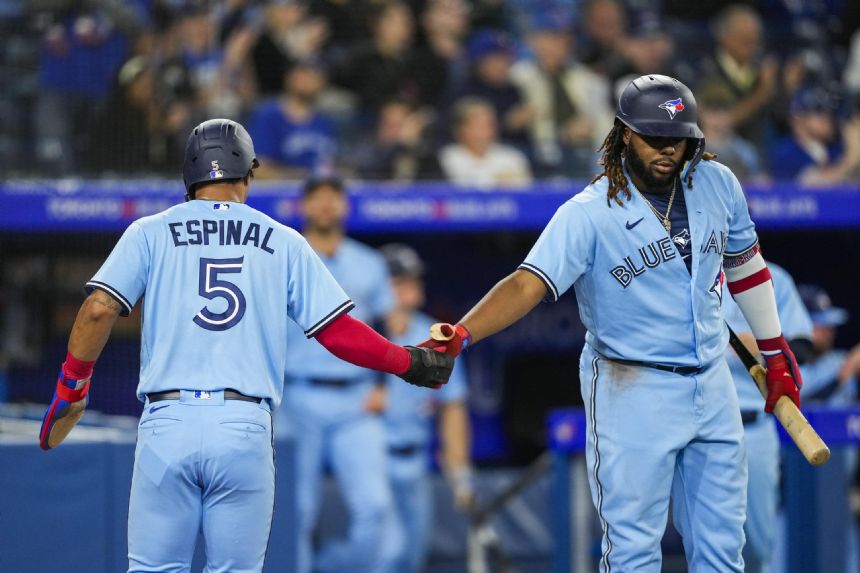 Springer hurts hand, Blue Jays finish sweep of White Sox 8-0