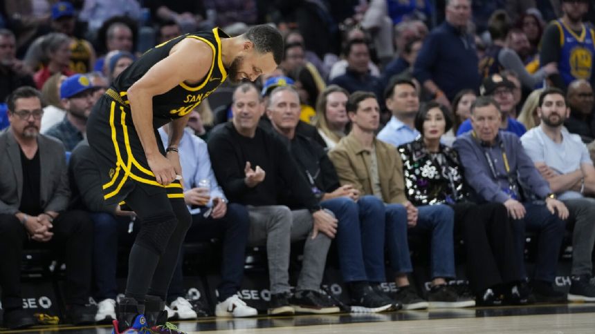 Stephen Curry injures right ankle late in loss to Bulls