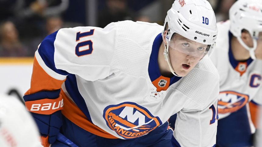 The Islanders have signed restricted free agent forward Simon Holmstrom to a 1-year contract