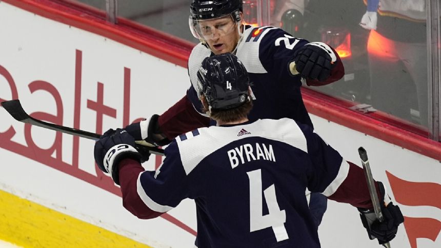 Toews scores winner, MacKinnon extends home point streak as Avalanche beat Coyotes 4-3
