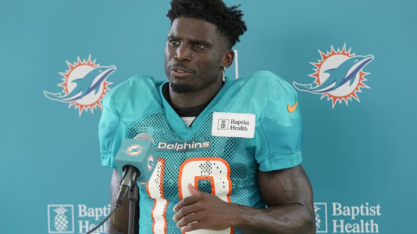 Tyreek Hill catches long touchdown pass in Dolphins-Falcons joint practice