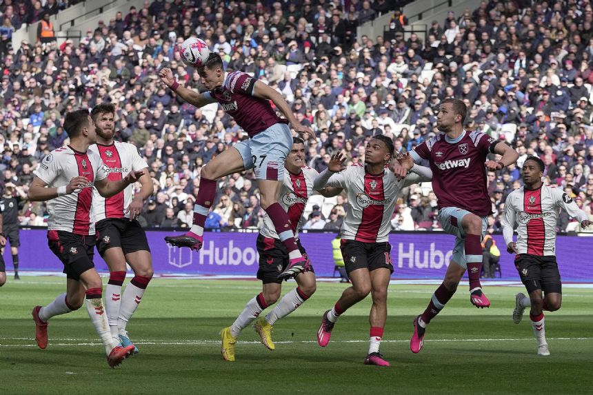 West Ham beats last-place Saints, out of EPL relegation zone