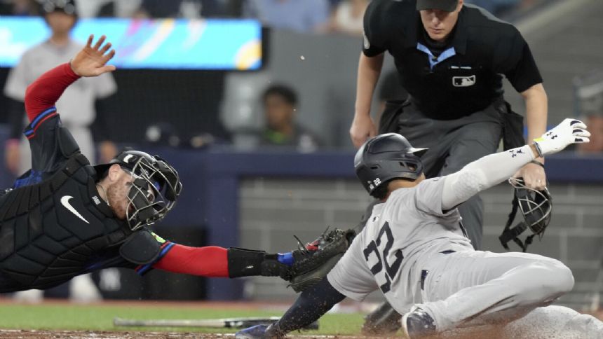 Yankees' Juan Soto scratched from lineup vs. Blue Jays because of bruised right hand