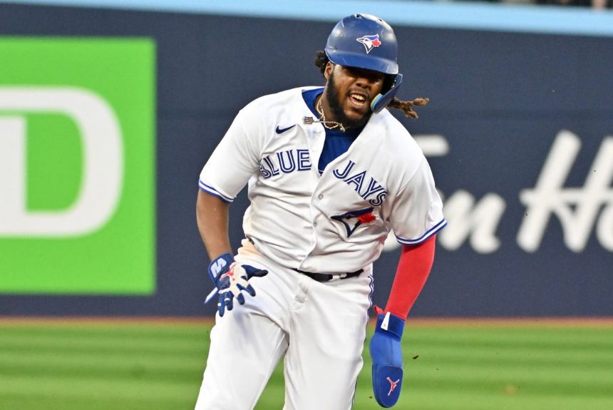 Andrew Vaughn gets 4 hits as White Sox beat Blue Jays 8-7