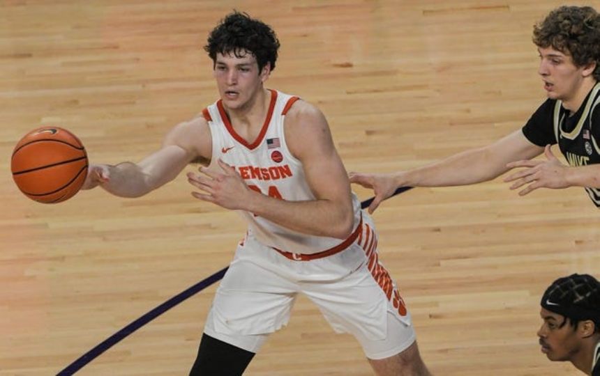 Clemson vs Loyola Chicago Betting Odds, Free Picks, and Predictions (12/10/2022)