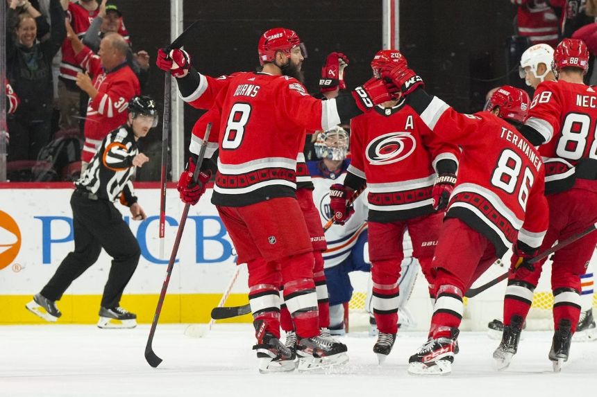 Hurricanes vs Blackhawks Betting Odds, Free Picks, and Predictions (11/14/2022)