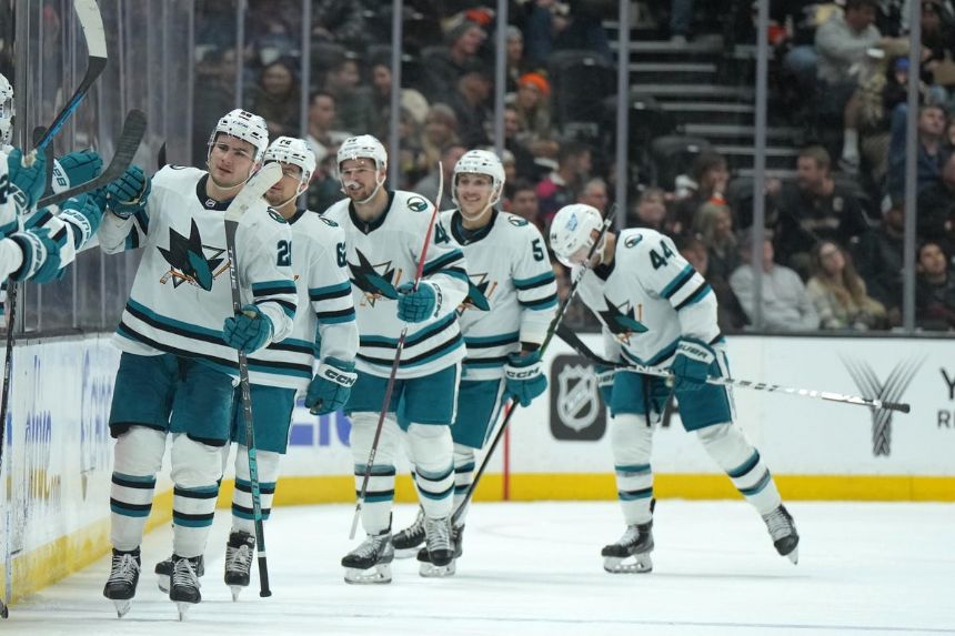 Bruins vs Sharks Betting Odds, Free Picks, and Predictions (1/7/2023)